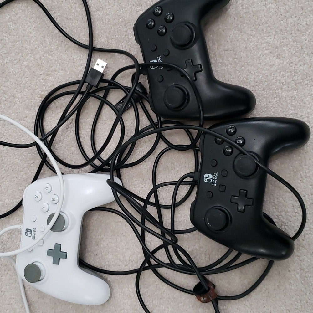 Used Nintendo Switch - Picture 5 of 10